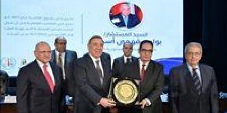 جامعة القاهرة تكرم رئيس المحكمة الدستورية العليا تقديرًا لمسيرته القانونية والقضائية - الكويت الاخباري