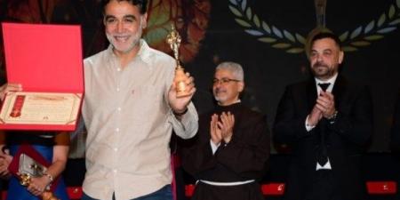 هاني خليفة يحصد جائزة أفضل مخرج عن فيلم رحلة 404 - الكويت الاخباري