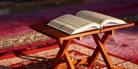 ما حكم قراءة القرآن من المصحف في الصلاة.. الأزهر للفتوى يوضح - الكويت الاخباري
