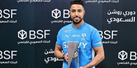 سالم الدوسري يتسلم جائزة هدف الجولة قبل مباراة الهلال والعروبة  - الكويت الاخباري