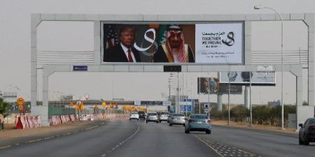 تعليق الأعلام الأمريكية والسعودية بشوارع الرياض استعدادا لزيارة ترامب - الكويت الاخباري