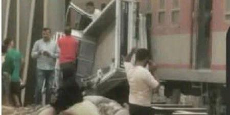 اصطدام قطار بسيارة نصف نقل محملة بمواد خام للبلاستيك بالخانكة - الكويت الاخباري