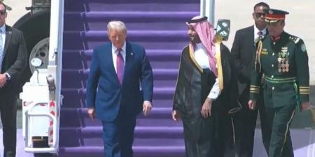 ولي العهد يستقبل الرئيس الأمريكي في مطار الملك خالد بالرياض - الكويت الاخباري
