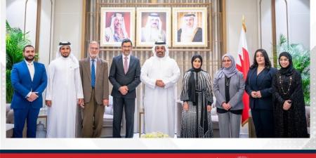 لدى لقائه الفرق الفائزة في مسابقة "الحلول المبتكرة لتبريد المناطق المفتوحة".. وزير المالية والاقتصاد الوطني: مملكة البحرين بقيادة جلالة الملك المعظم تواصل جهودها نحو إيجاد حلول للتحديات المناخية من خلال استراتيجيات طموحة ومبادرات عملية واعدة - الكويت الاخباري