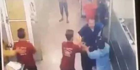 بلطجة مسلحة في وضح النهار.. قيادي حوثي يقتحم مطعمًا في إب ويعتدي بوحشية على عامل (فيديو) - الكويت الاخباري