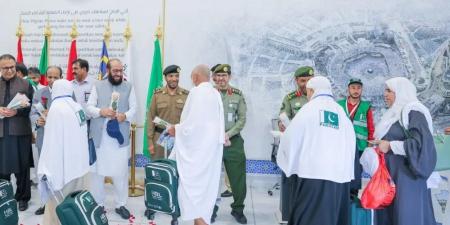 وصول أولى رحلات المستفيدين الباكستانيين من مبادرة "طريق مكة" إلى جدة - الكويت الاخباري