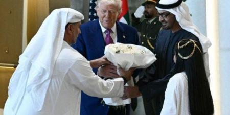 الرئيس الأمريكي ترامب يتفاعل مع الغناء أثناء استقباله بالإمارات - الكويت الاخباري