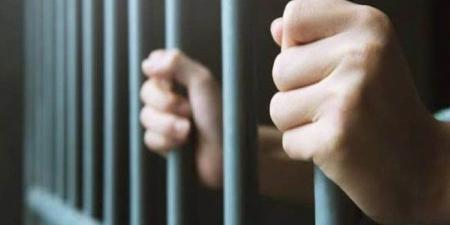 حبس عاطلين 4 أيام لحيازتهما 120 طربة حشيش وأسلحة نارية بإيتاي البارود - الكويت الاخباري