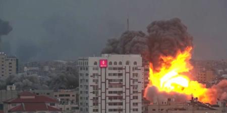 استشهاد 3 أشخاص بينهم طفلة في قصف للاحتلال غرب خان يونس بغزة - الكويت الاخباري