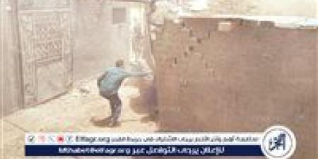 "كان بيدافع عن مخالفته" رئيس مركز منفلوط بأسيوط ينقذ مواطن من الموت أسفل عجلات اللودر أثناء تنفيذ قرار ازالة - الكويت الاخباري