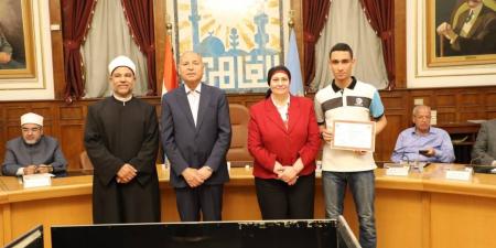 محافظ القاهرة يكرم 40 طالبًا وطالبة لحصولهم على المراكز الأولى بالمسابقة الدينية - الكويت الاخباري