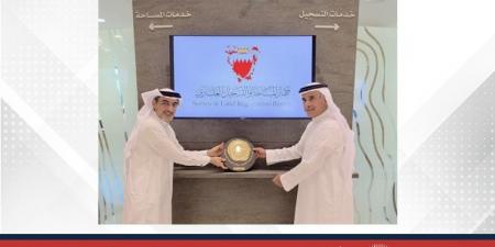 جهاز المساحة والتسجيل العقاري يتسلم الدرع الذهبي بمناسبة حصول مركز العملاء على تصنيف الفئة الذهبية ضمن برنامج "تقييم 5" - الكويت الاخباري