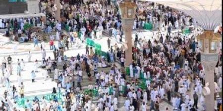 مراوح رذاذ تلطف الأجواء فى الظهيرة بالمسجد النبوى.. بث مباشر - الكويت الاخباري
