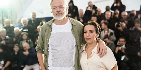 جوليان أسانج يظهر في مهرجان كان مرتديا قميصا يحمل أسماء أطفال فلسطينيين - الكويت الاخباري