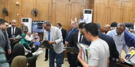 محافظ قنا يُسلم جوازات السفر لحجاج بيت الله الحرام من الجمعيات الأهلية - الكويت الاخباري
