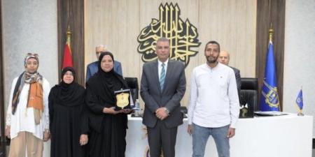 محافظ أسوان يكرم منى نجار الأم المثالية الثانية على مستوى الجمهورية - الكويت الاخباري