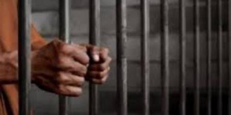 10 طعنات.. طالب يعتدي على والدته بآلة حادة في الغربية - الكويت الاخباري