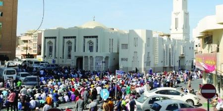 حكم صلاة الجمعة خارج المسجد لامتلائه بالمصليين.. احذر من سبق الإمام - الكويت الاخباري