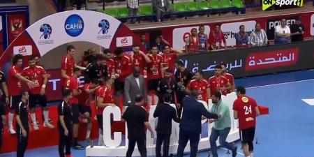 شاهد .. الأهلى يكرم فيصل و عادل والمدير الفنى للفريق قبل رحيلهم - الكويت الاخباري