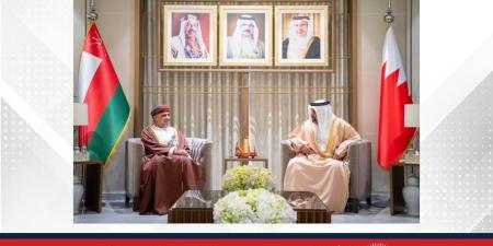 وزير المالية والاقتصاد الوطني يؤكد على العلاقات التاريخية والروابط الأخوية التي تجمع بين مملكة البحرين وسلطنة عمان والتي عززها التعاون البنّاء والعمل المشترك في مختلف المجالات - الكويت الاخباري