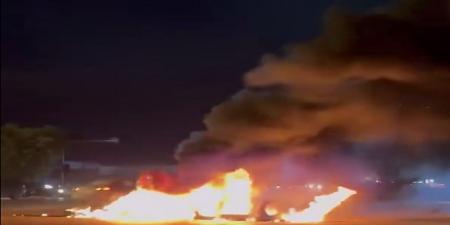 محتجون يغلقون طرقًا رئيسية في طرابلس والزاوية وصرمان للمطالبة بإسقاط الأجسام السياسية القائمة - الكويت الاخباري
