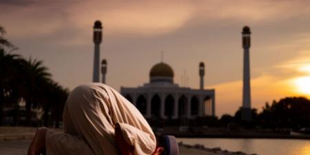 وجود حائل بين جبهة المصلي وموضع السجود هل يبطل الصلاة؟ #دين وحياة #دار الإفتاء - الكويت الاخباري