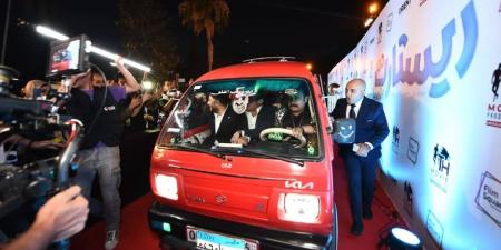 أبطال فيلم "ريستارت" يدخلون على السجادة الحمراء بـ " عربية ربع نقل" - الكويت الاخباري