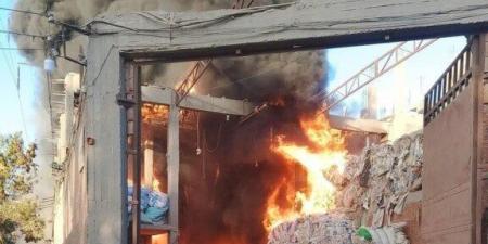 نيابة الخانكة تعاين موقع حريق مخزن البلاستيك بقرية كفر حمزة - الكويت الاخباري