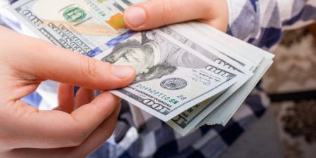 سعر الدولار اليوم مقابل الجنيه.. تباين في البنوك المصرية - الكويت الاخباري