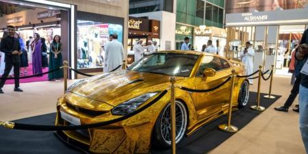 سيارة مطلية بالذهب تسرق الأضواء في معرض المجوهرات بالشارقة - الكويت الاخباري