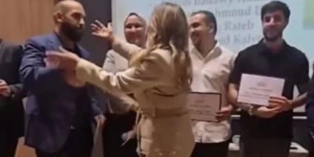 ليلى علوي تحتفل بتخرج ابنها خالد أسعد أيام حياتى - الكويت الاخباري