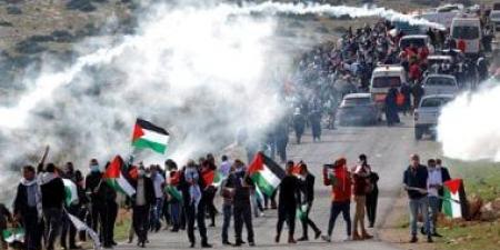 قوات الاحتلال الإسرائيلية تطلق قنابل الغاز على المصلين فى رام الله - الكويت الاخباري