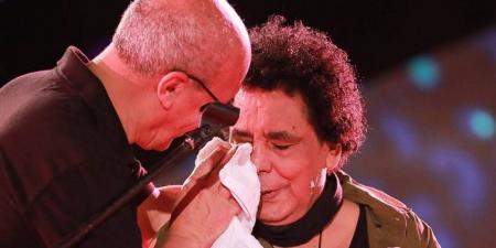لماذا بكى محمد منير أمام الجمهور في حفل الاسكندرية؟ - الكويت الاخباري