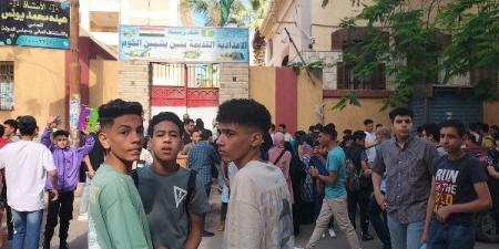 الطلاب يتوافدون على اللجان لبدء امتحانات الشهادة الإعدادية 2025 - الكويت الاخباري