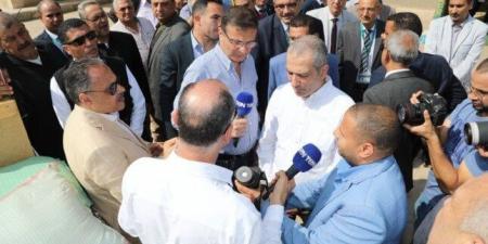 وزير الزراعة ومحافظ الشرقية ورئيس البنك الزراعي يتابعون أعمال تسليم القمح بشونة العزيزية - الكويت الاخباري