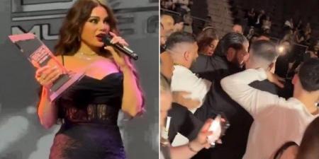 محاصرة هيفاء وهبي خلال تكريمها في ألمانيا .. شاهد - الكويت الاخباري