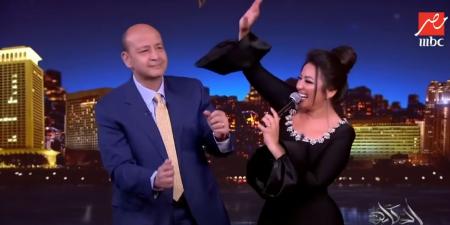 عمرو أديب يغني ويرقص مع المطربة رحمة .. شاهد - الكويت الاخباري
