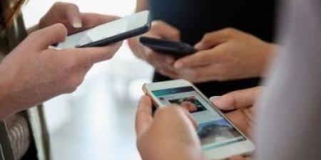 توقعات بتراجع شحنات الهواتف الذكية عالميًا في ظل تفاقم التوترات الجمركية - الكويت الاخباري