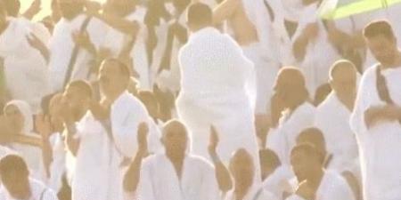 لبيك اللهم لبيك .. شاهد حجاج بيت الله الحرام يبتهلون بالدعاء على "عرفة" - الكويت الاخباري