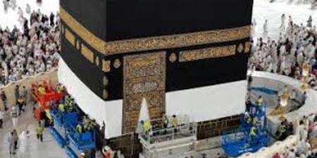 استبدال كسوة الكعبة فى مشهد مهيب فجر يوم عرفة - الكويت الاخباري
