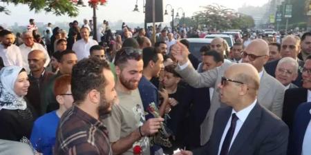 ”مدير أمن القليوبية” يرسم البهجة والفرحة على المواطنين بعد الصلاة.. ويقدم لهم التهنئة والورود - الكويت الاخباري