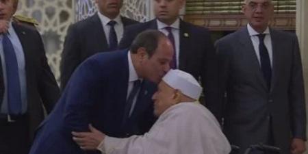 الرئيس السيسي يصافح أحمد عمر هاشم لدى وصوله مسجد مصر - الكويت الاخباري