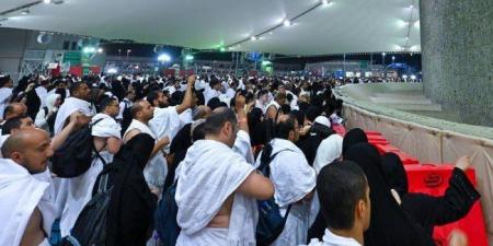 حجاج بيت الله الحرام يرمون جمرة العقبة الكبرى في مشعر منى - الكويت الاخباري