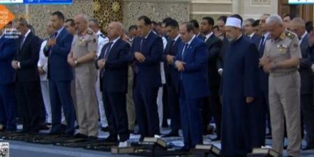 الرئيس السيسي يقبل رأس أحمد عمر هاشم أثناء صلاة عيد الأضحى - الكويت الاخباري