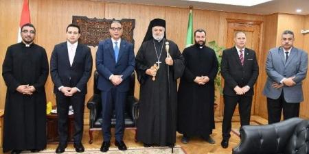 الأنبا توماس يهنئ محافظ الفيوم بعيد الأضحى المبارك - الكويت الاخباري
