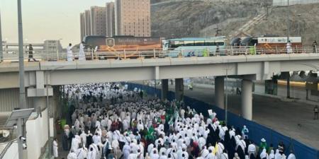 الحجيج يتوافدون لرمي جمرة العقبة في أول أيام عيد الأضحى - الكويت الاخباري