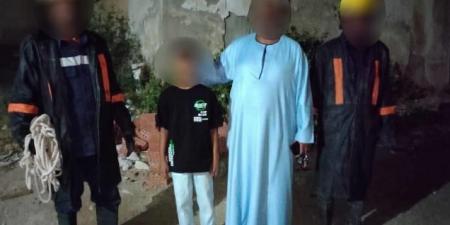 إنقاذ طفل بعد سقوطه في بالوعة مياه الصرف بالبحر الأحمر - الكويت الاخباري