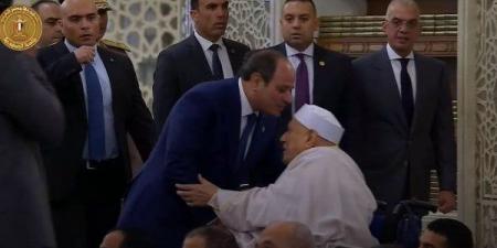 الرئيس السيسي يقبل رأس الدكتور أحمد عمر هاشم خلال أداء صلاة عيد الأضحى - الكويت الاخباري