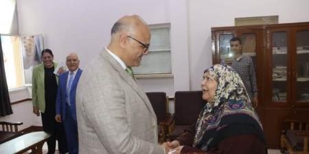 محافظ القليوبية يشارك نزلاء دار المسنين ببنها العيد ويقدم لهم الهدايا والورود - الكويت الاخباري