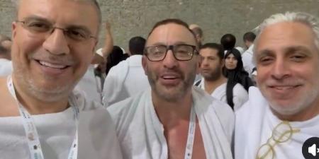 عمرو الليثي يؤدي مناسك الحج برفقة أحمد السقا و طارق مخلوف - الكويت الاخباري